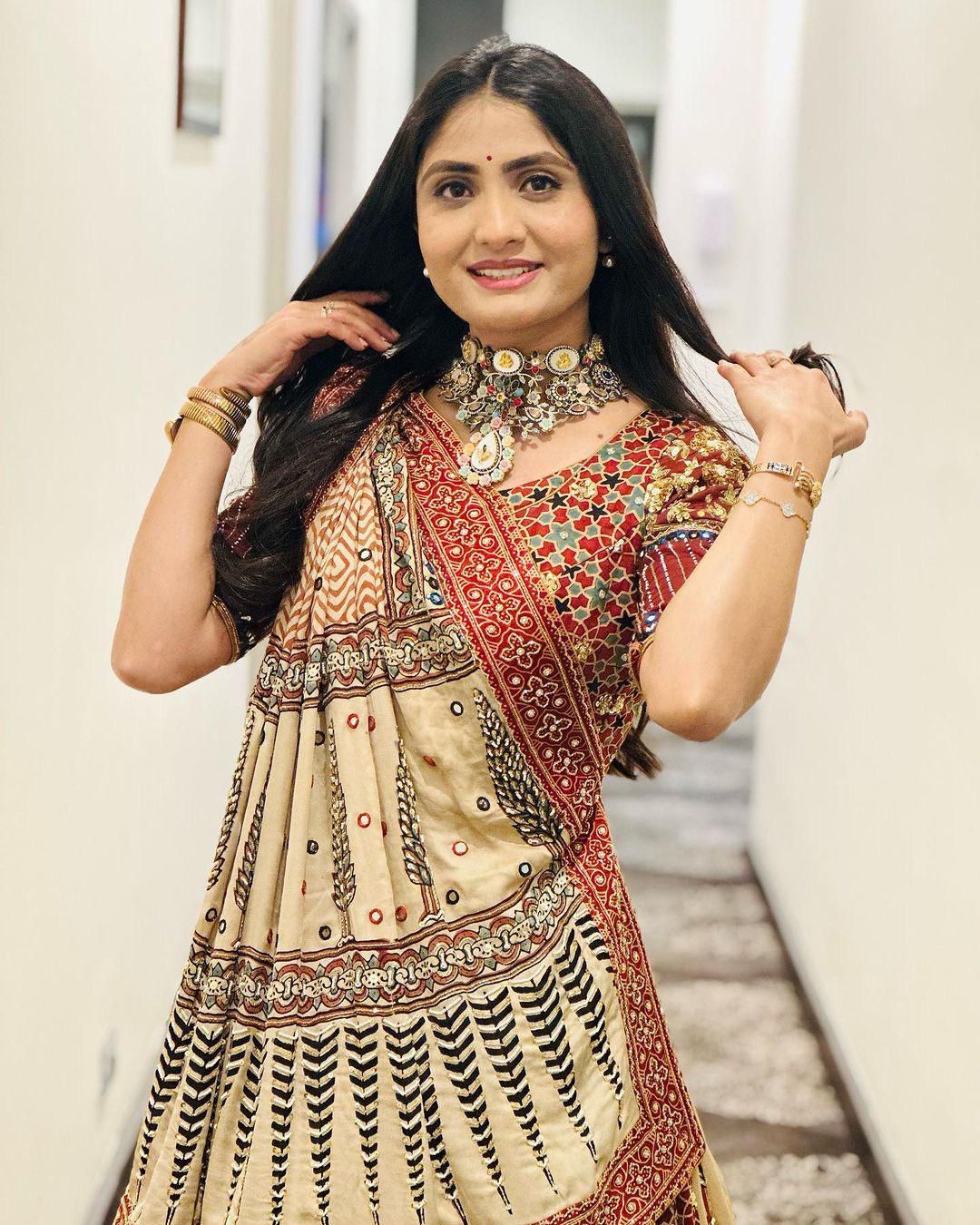 Noor Naveli Navrati Lehenga Choli
