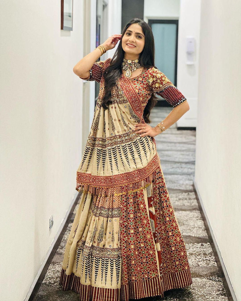 Noor Naveli Navrati Lehenga Choli